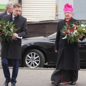 Metropolita gdański około południa złożył kwiaty pod Konsulatem Belgii w Gdyni