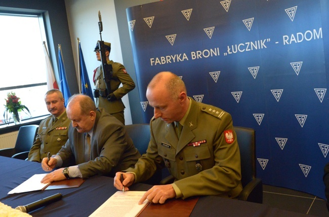 Umowę podpisują Edward Migal, prezes zarządu Fabryki Broni i płk Marek Chojnacki, Szef Szefostwa Uzbrojenia Inspektoratu Uzbrojenia