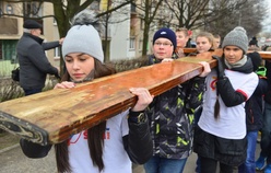 Ulicami miasta za krzyżem i ikoną