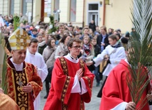 W procesji z młodzieżą szli: bp Roman Pindel i bp Piotr Greger