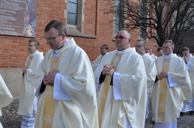 Msza Krzyżma 2016 - procesja