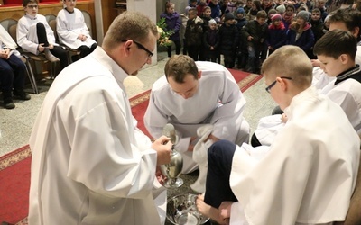 Ks. Aureliusz Bociarski obmył nogi 12 ministrantom - to symbolizuje służebny charakter kapłaństwa