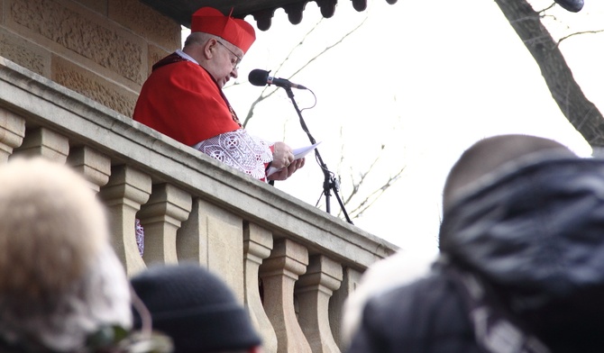 Kard. Dziwisz: Naród jest już zmęczony