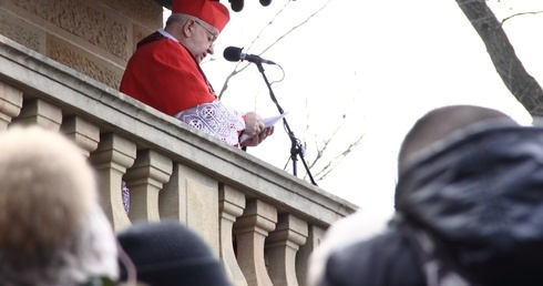 Kard. Dziwisz: Naród jest już zmęczony