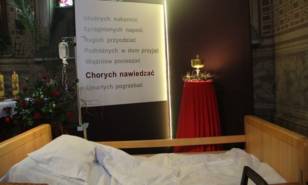 Wymowna dekoracja ciemnicy w radomskiej katedrze