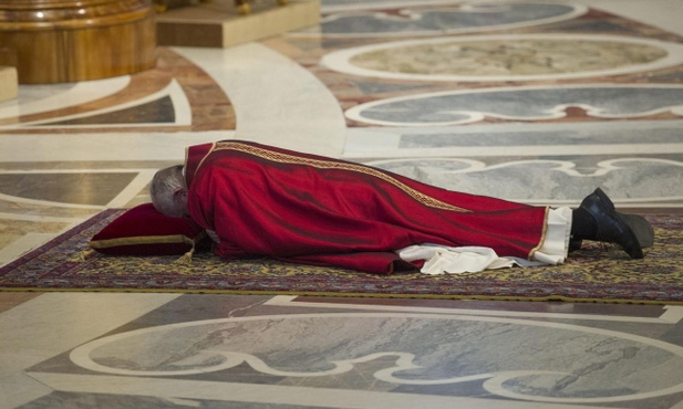 Papież przewodniczył Liturgii Męki Pańskiej