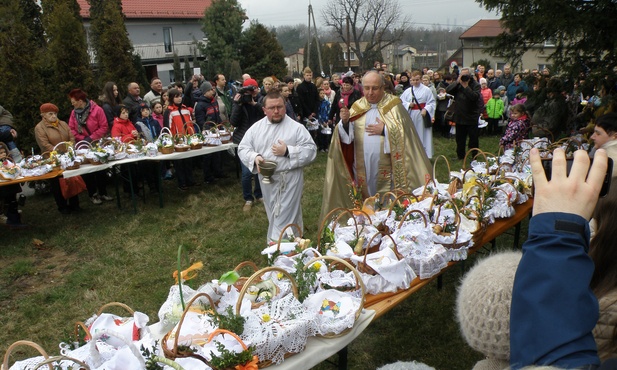Stoły zastawione setkami koszyczków