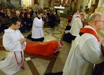 Liturgii Wielkiego Piątku w radomskiej katedrze przewodniczył bp Adam Odzimek