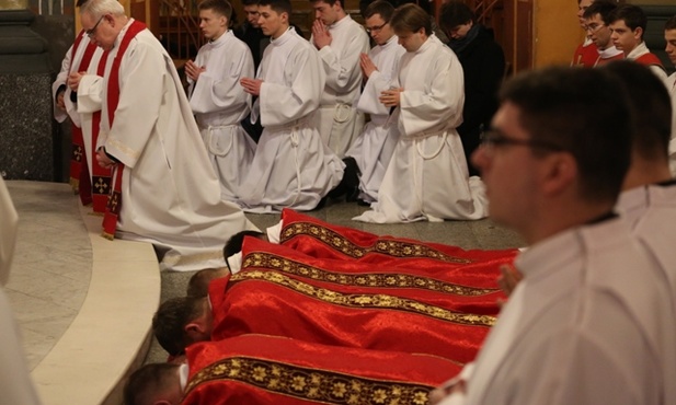 Bp Roman Pindel wraz z diakonami podczas rozpoczęcia liturgii męki Pańskiej