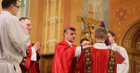 Bp Roman Pindel odsłonił krzyż i rozpoczął jego adorację