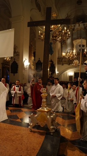 Wielki Piątek w łowickiej katedrze