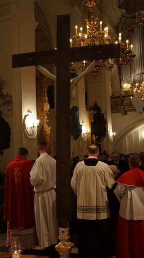 Wielki Piątek w łowickiej katedrze