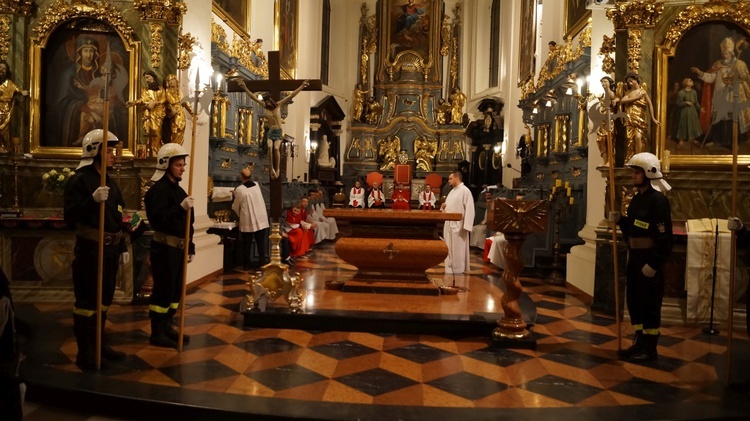 Wielki Piątek w łowickiej katedrze