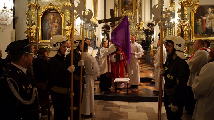 Wielki Piątek w łowickiej katedrze