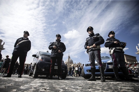 Policjanci w przebraniu księży 