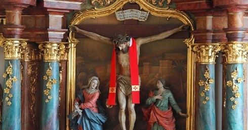 Kard. Nycz podkreślał, że Jezus Chrystus ukrzyżowany i zmartwychwstały jest znakiem na wszystkie czasy, także na trudne sprawy, którymi żyje Polska