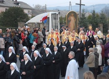 Procesja do kościoła w Białej Niżnej