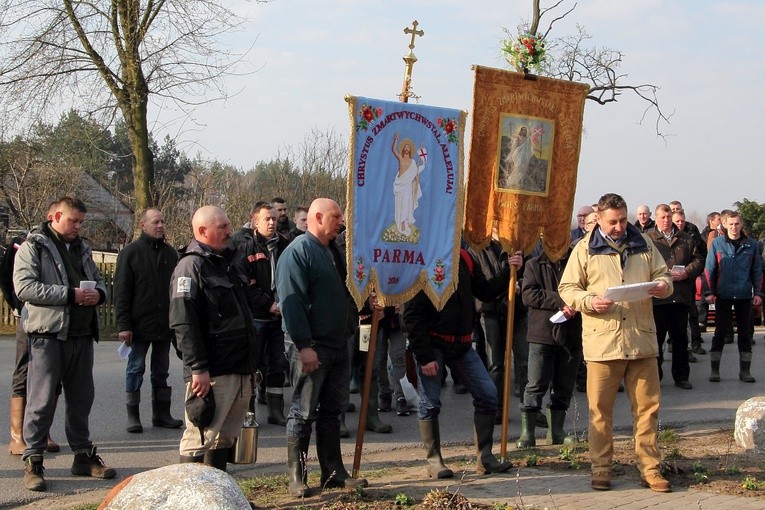 Chorągwiarze z Parmy modlą się przed przydrożnym krzyżem