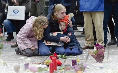 Bruksela. Opłakiwanie ofiar zamachu terrorystycznego, do którego doszło 22 marca. Jezus mówi do św. Faustyny: niech dusza w chwilach ciemności nie popada w rozpacz, ale „z ufnością niech się rzuci w ramiona Mojego miłosierdzia, jak dziecko w objęcia ukochanej matki”