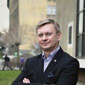 Dr Maciej Szymanowski, hungarysta, politolog. Przez wiele lat pracował jako dziennikarz w czeskim tygodniku „Respekt”. Kierował Instytutem Polskim w Pradze i Budapeszcie. Jest autorem wielu publikacji, także w językach czeskim, słowackim i węgierskim. Obecnie wykłada historię Europy Środkowej na Uniwersytecie Katolickim w Budapeszcie 