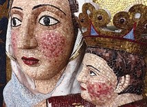 Korona, suknia i płaszcz oraz obramienie z gwiazd określają Maryję jako Królową Niebios – Regina Coeli