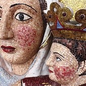 Korona, suknia i płaszcz oraz obramienie z gwiazd określają Maryję jako Królową Niebios – Regina Coeli