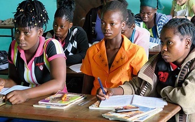 W prowadzonym przez polskich misjonarzy ośrodku dziewczęta z RŚA uczą się czytać i pisać. Zdobywają też zawód krawcowej