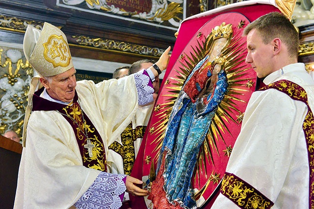  Biskup Ignacy Dec podziwia dzieło jubilerów z Gdańska