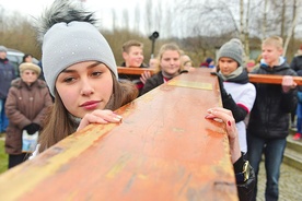  Młodzi przy krzyżu – bardzo blisko, często pierwszy raz w życiu tak blisko