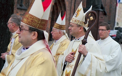 Powyżej: Procesja przed rozpoczęciem uroczystej Eucharystii