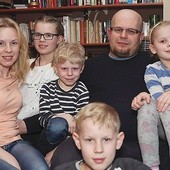  Joanna i Paweł Gradziukowie są małżeństwem od 15 lat i mają 4 dzieci, Julię, Macieja, Marię i Maksymiliana