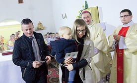  – Tu jest nasz dom – mówił Michał Bober, który z żoną Edytą i synkiem Wiktorem w imieniu szczereżan witał bp. Andrzeja Jeża