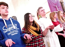  Młodzież ze Stróżnej na dekanalne spotkanie przygotowała sprawnie zrealizowane misterium o tym, jak Jezus bierze na siebie nasze ciężary