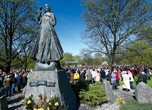 Figura Chrystusa Miłosiernego stoi na rogu ulic Górczewskiej i Deotymy