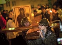  Symbole ŚDM odwiedzą w archidiecezji wrocławskiej setki miejsc. Wykorzystaj sytuację, by będąc z nimi twarzą w twarz, odkryć w nich oblicze miłosiernego Boga, który przychodzi do każdego osobiście i daje nadzieję