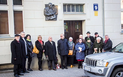 Powyżej: Na budynku, w którym mieszkał w Olsztynie dr Gębik, umieszczono w ubiegłym roku pamiątkową tablicę. Tam też podczas uroczystości złożono kwiaty i zapalono znicze