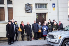 Powyżej: Na budynku, w którym mieszkał w Olsztynie dr Gębik, umieszczono w ubiegłym roku pamiątkową tablicę. Tam też podczas uroczystości złożono kwiaty i zapalono znicze