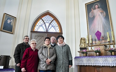 Kult Jezusa Miłosiernego w parafii jest żywy, co widać w kościele