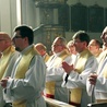 Eucharystię koncelebrowało  ok. 300 księży diecezji opolskiej