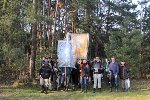 Chorągwiarze z parafii w Bobrownikach