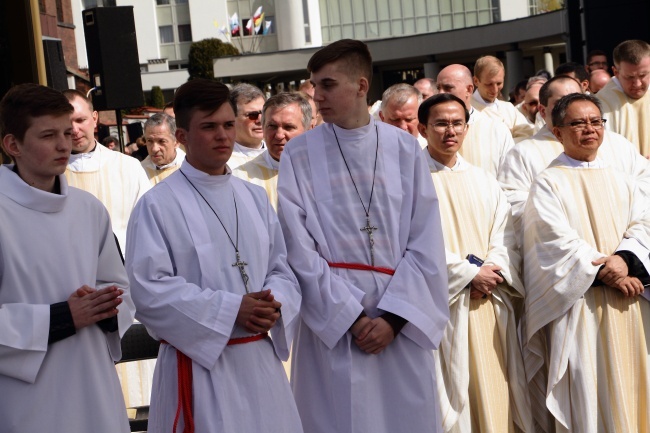 Rozdanie gałązek oliwnych w Łagiewnikach i obchody Niedzieli Miłosierdzia