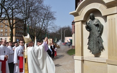 Miłosierny błogosławi przechodniów