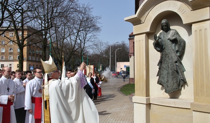 Miłosierny błogosławi przechodniów