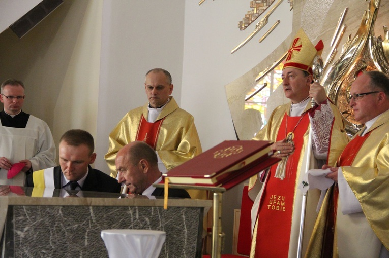 Panie, spójrz na Twój kościół