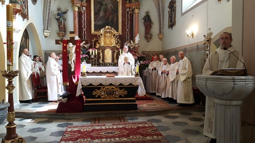 Uroczysta Eucharystia w parafialnym kościele pw. Zwiastowania NMP w Biskupowie