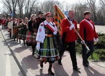 Na czele marszu szedł poczet sztandarowy Koła Przewodników PTTK im. Anieli Chmielińskiej