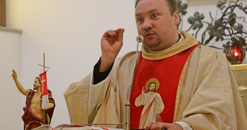 Pocałunek i przytulenie pełne przebaczenia