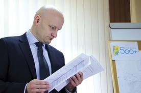  O realizacji programu w Radomiu mówił Marcin Gierczak, dyrektor MOPS 