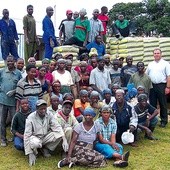  Ks. Grzegorz Zbroszczyk pracuje w Afryce od 1995 r. Na zdjęciu z parafianami przy rozładunku materiałów budowlanych na ich kościół 