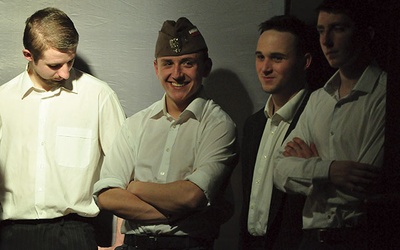 Arek Natanek (w środku) w roli żołnierza wyklętego w ostatnim misterium. Od pięciu lat należy do KSM
